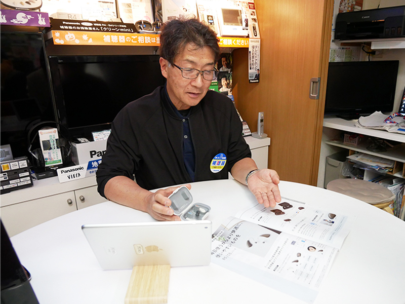 補聴器の相談を受けるスタッフ