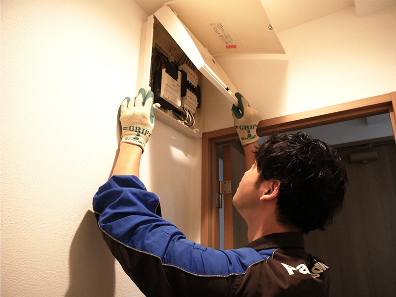 電球を取り換える作業