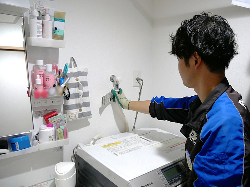 シンクの点検をするスタッフ