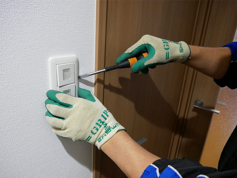 洗濯機の修理点検をするスタッフ